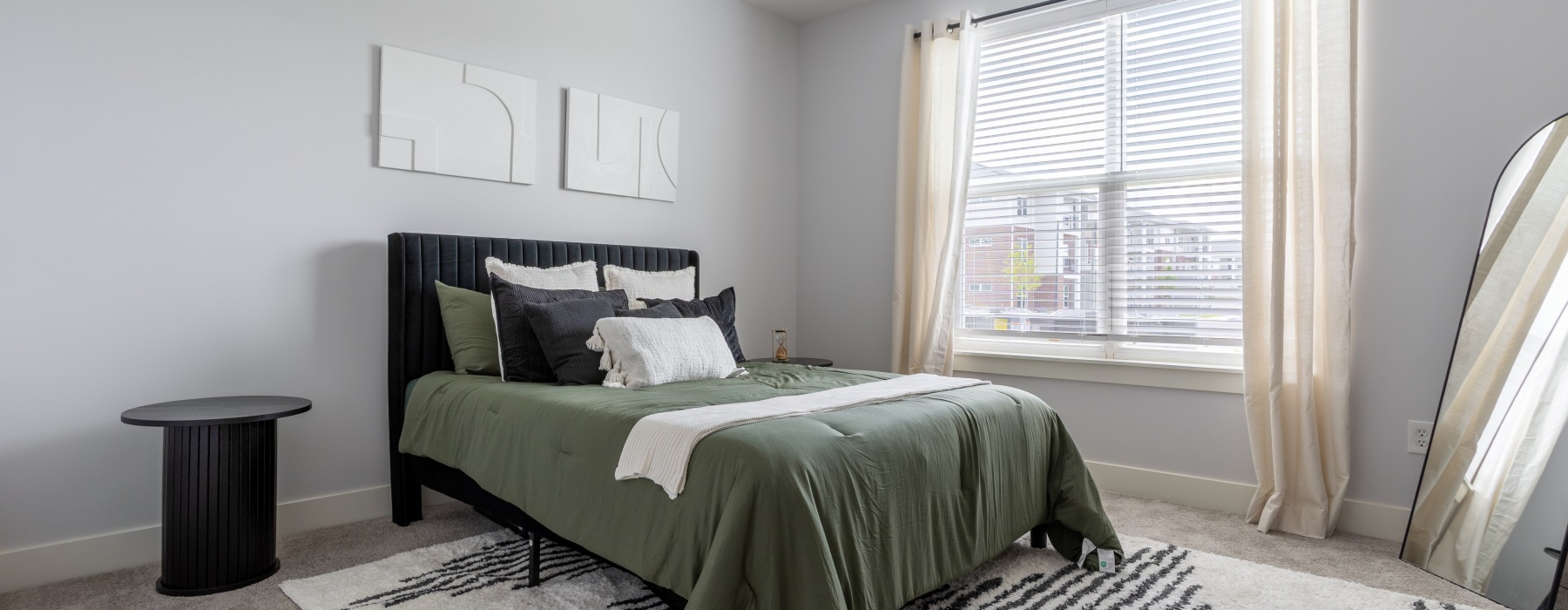 Bedroom with a bed and modern decore